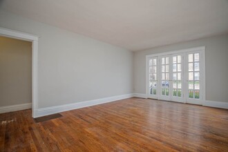 738 Kingsland Ave in University City, MO - Foto de edificio - Building Photo