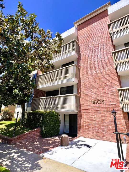 11805 Mayfield Ave in Los Angeles, CA - Foto de edificio - Building Photo
