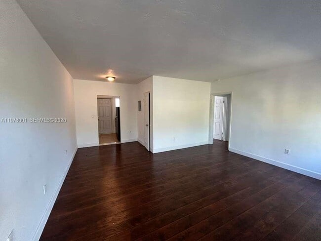 8321 Crespi Blvd in Miami, FL - Foto de edificio - Building Photo