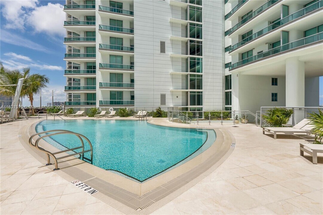 900 Biscayne, Unit 307 in Miami, FL - Foto de edificio