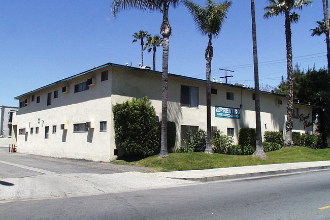 Royal Palms in Canoga Park, CA - Building Photo - Building Photo