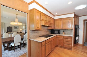 343 Moseley Rd in Hillsborough, CA - Building Photo - Building Photo