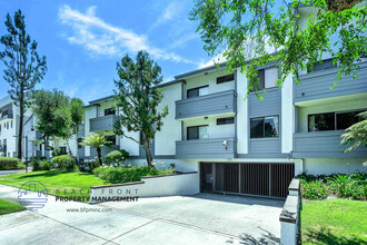 12314 Moorpark St. in Studio City, CA - Foto de edificio - Building Photo