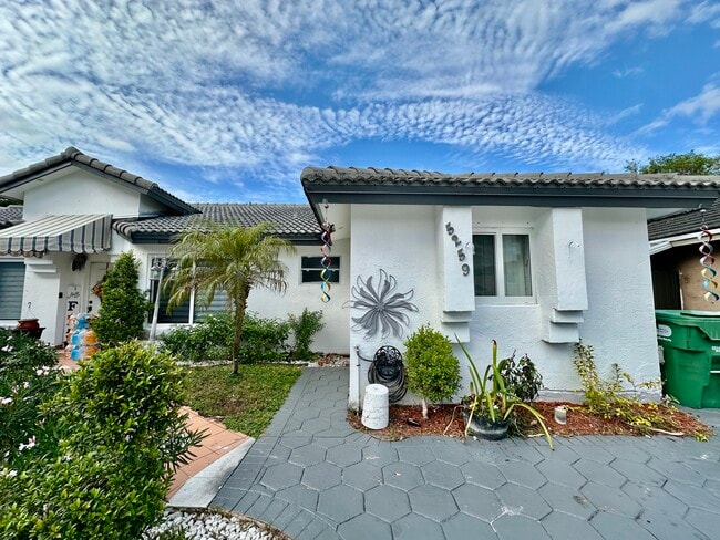 5259 NW 184th Ln in Miami Gardens, FL - Foto de edificio - Building Photo