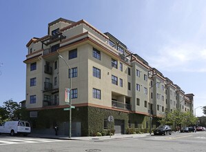 Temescal Place in Oakland, CA - Foto de edificio - Building Photo