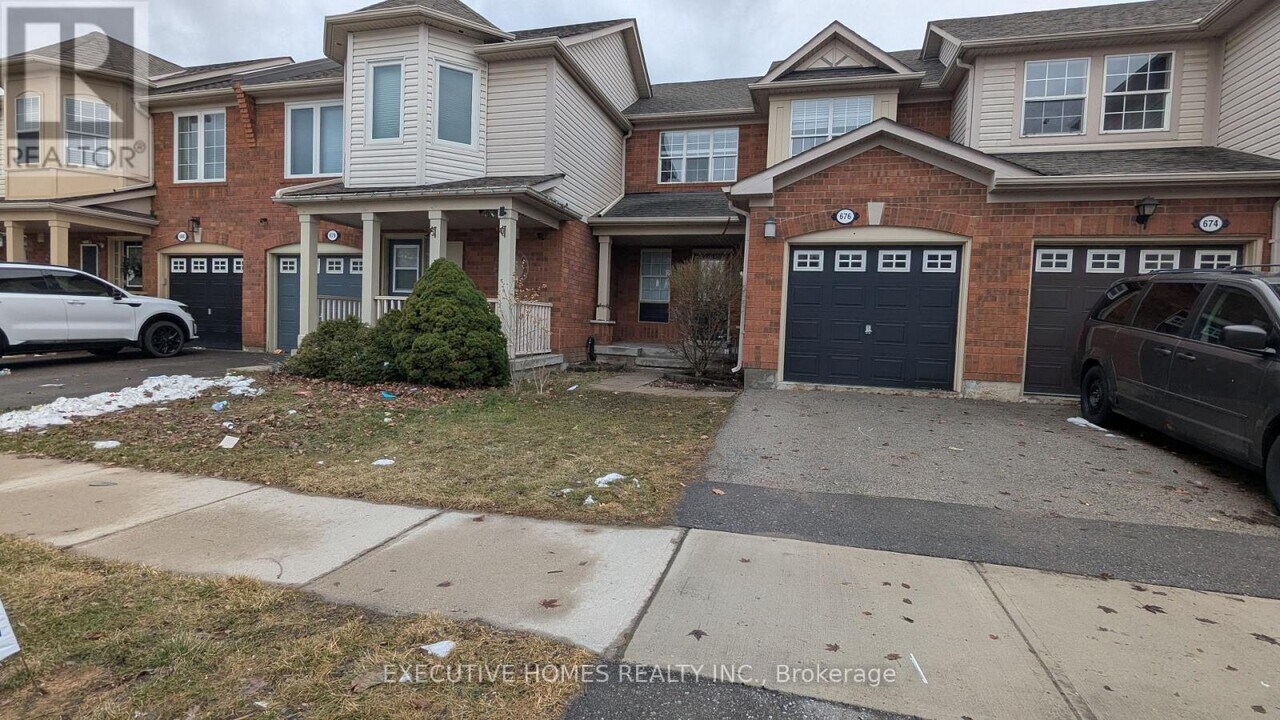 676 Hamilton Crescent in Milton, ON - Building Photo