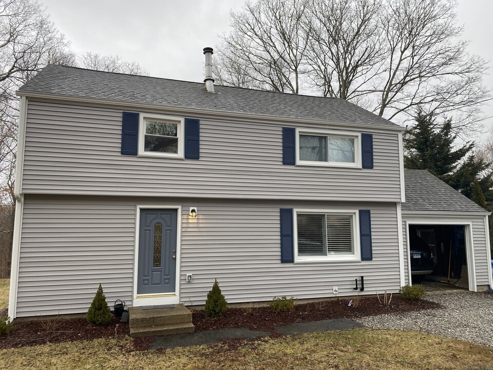 93 Meeting House Ln in Ledyard, CT - Building Photo