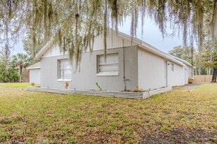 129 W Church St in Oak Hill, FL - Building Photo