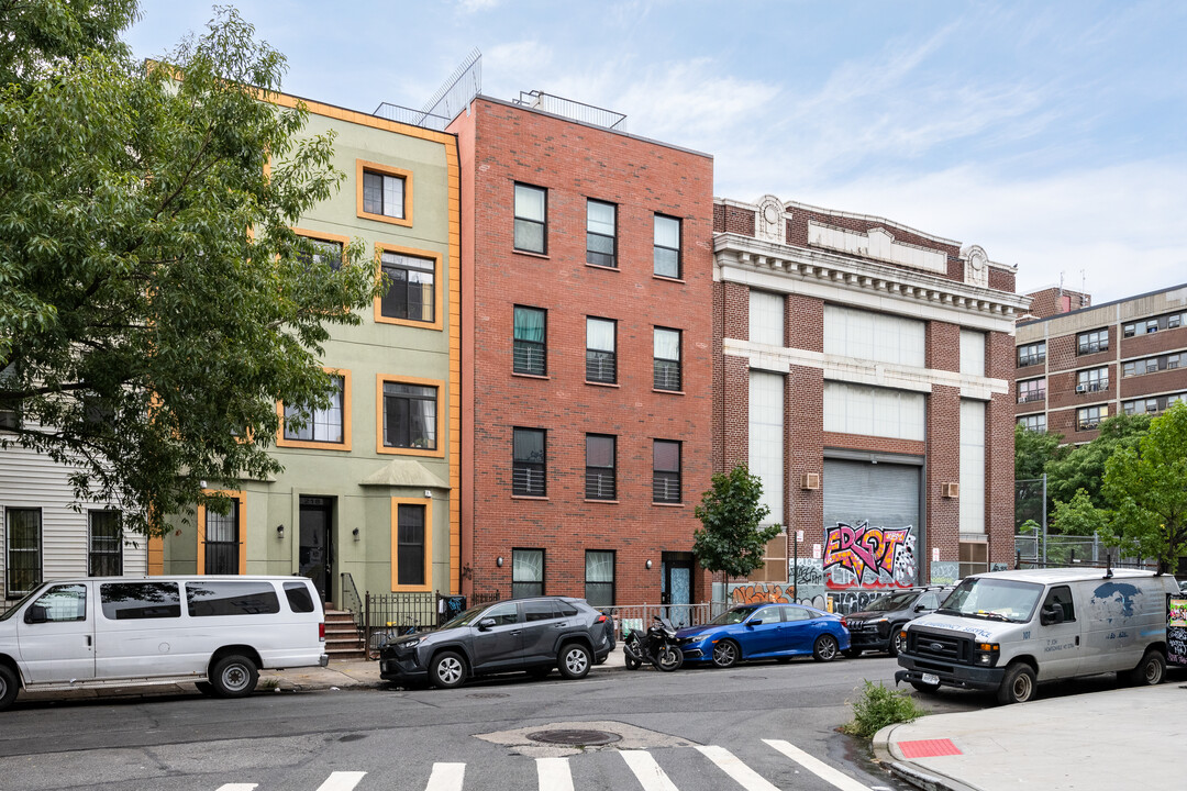 216 Boerum St in Brooklyn, NY - Building Photo