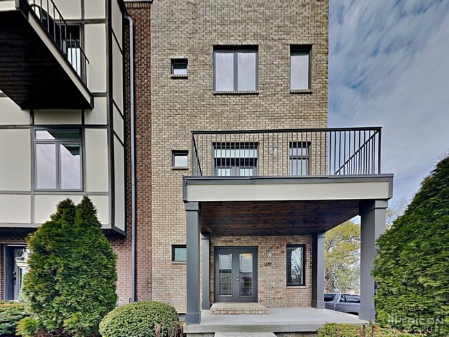 1220 Hillwood Private Cove