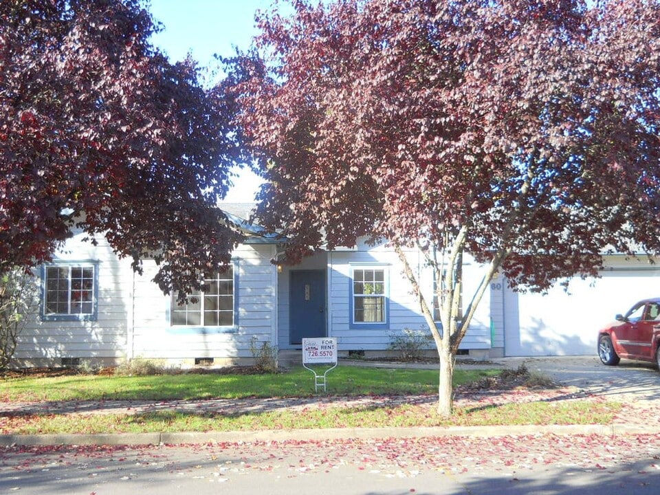 560 67th Pl in Springfield, OR - Building Photo