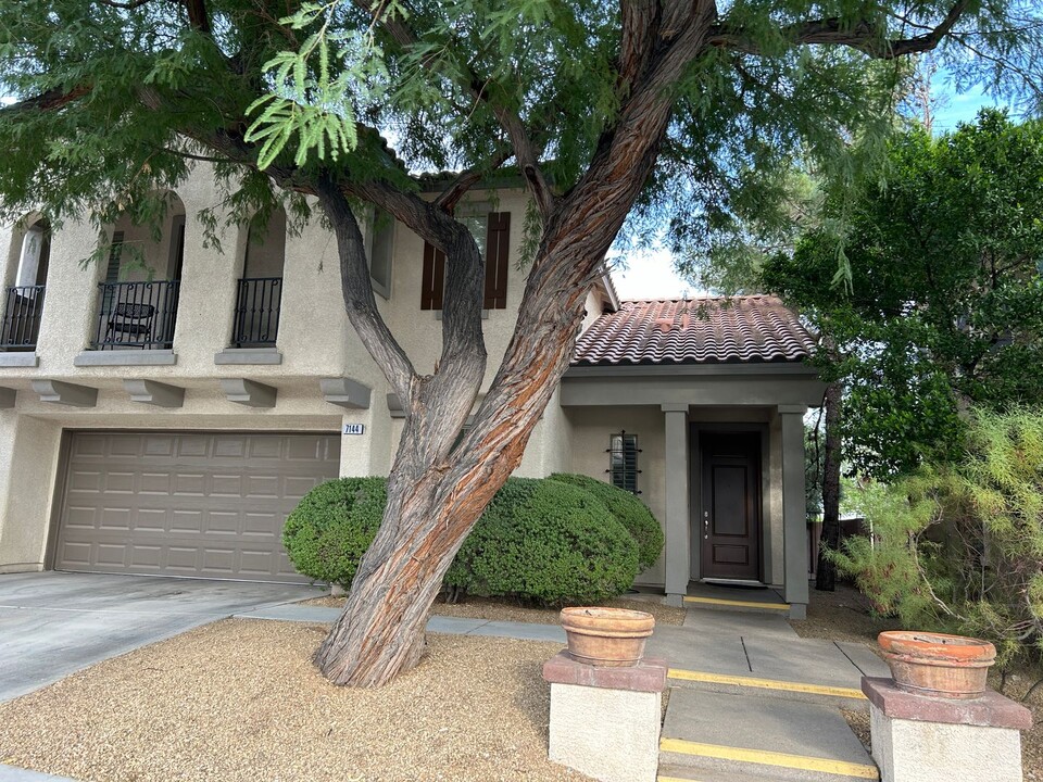 7144 Thistle Ridge St in Las Vegas, NV - Foto de edificio