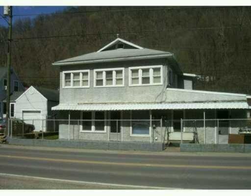 127 Kellys Creek Rd in Cedar Grove, WV - Foto de edificio - Building Photo