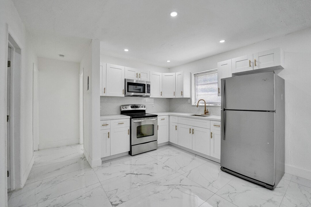105 NW 14th Way in Dania Beach, FL - Foto de edificio