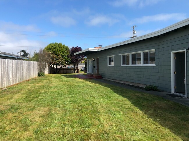 1114 Everding St in Eureka, CA - Building Photo - Building Photo