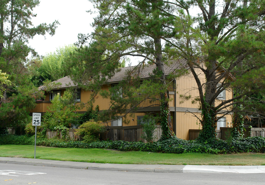 946 Camino Coronado in Rohnert Park, CA - Building Photo