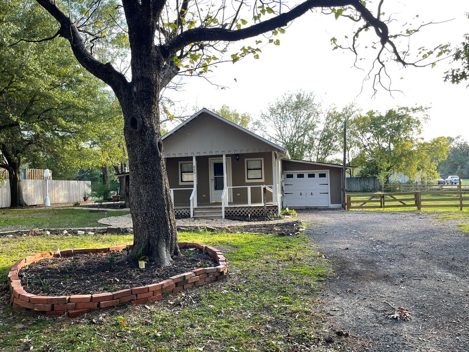 600 SE Front St in Edgewood, TX - Building Photo