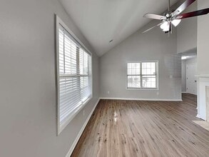 1052 Autumn Crest Dr in Stone Mountain, GA - Foto de edificio - Building Photo