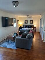 2000 Rugby Ave, Unit Cottage in College Park, GA - Building Photo