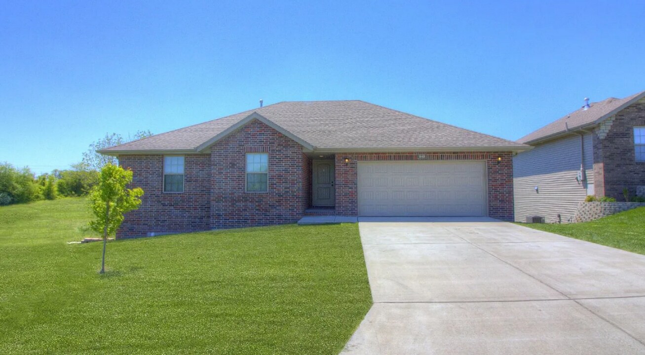 848 E Purple Martin St in Nixa, MO - Building Photo