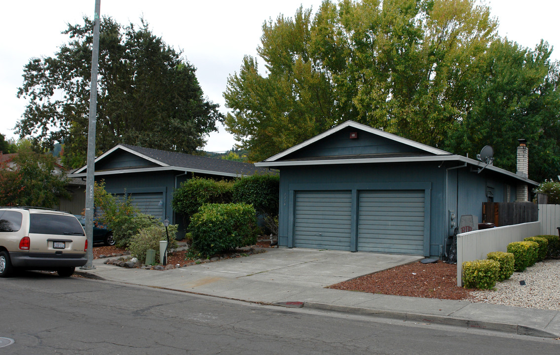 2226-2228 Mesquite Dr in Santa Rosa, CA - Building Photo