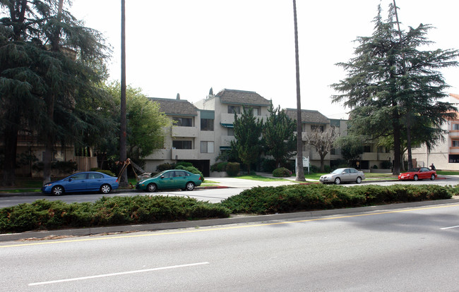 Sherman Manor in Van Nuys, CA - Building Photo - Building Photo