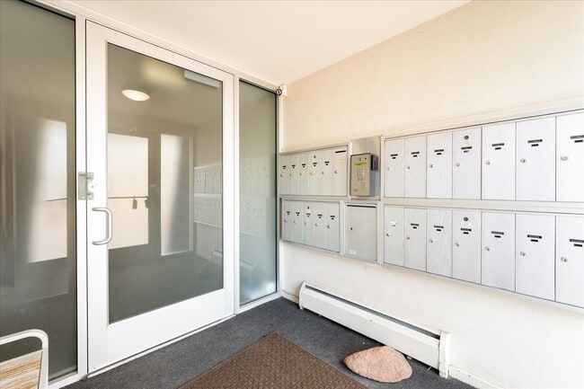 75 N Emerson St, Unit 104 in Denver, CO - Building Photo - Building Photo