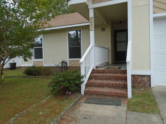6827 Kizer Dr in Fayetteville, NC - Foto de edificio - Building Photo