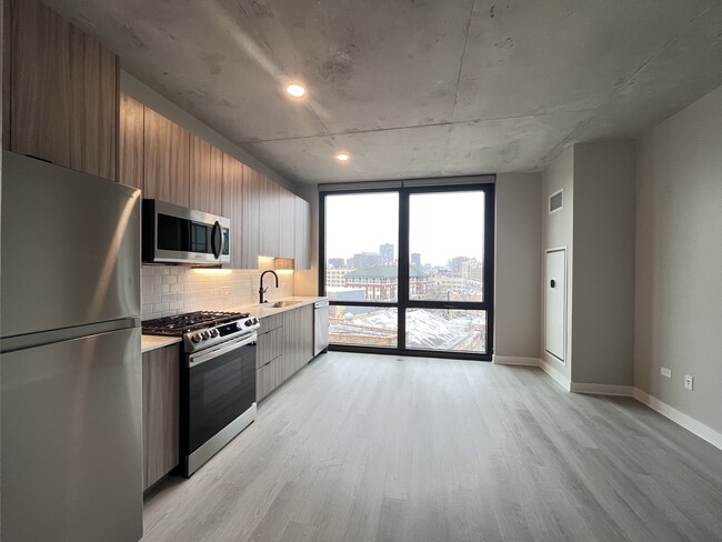 4623 N Broadway St, Unit 323 in Chicago, IL - Building Photo - Building Photo