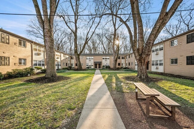 Hidden Forest in Fairless Hills, PA - Foto de edificio - Building Photo