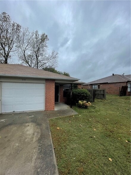 670 W Martha Dr in Fayetteville, AR - Building Photo - Building Photo