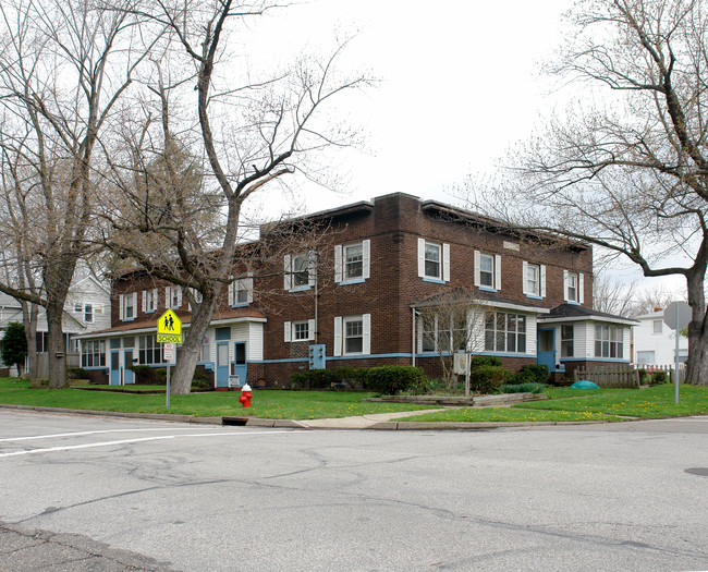 1906 3rd St in Cuyahoga Falls, OH - Foto de edificio - Building Photo