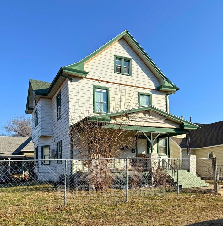 1500 SW Van Buren St in Topeka, KS - Foto de edificio