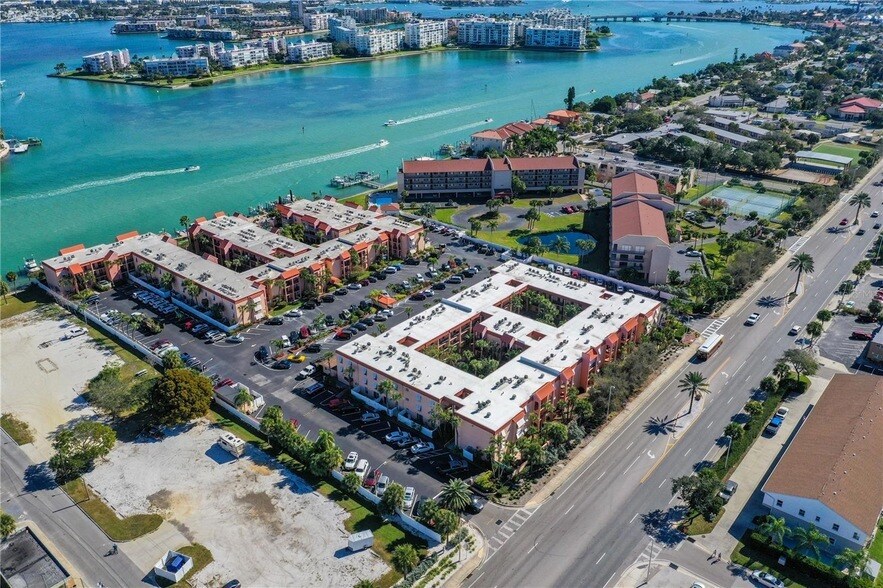 8911 Blind Pass Rd, Unit 121 in St Pete Beach, FL - Building Photo