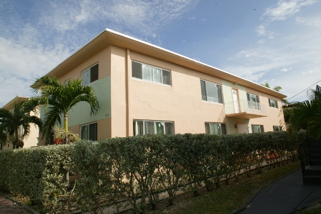 8125 Hawthorne Ave in Miami Beach, FL - Building Photo