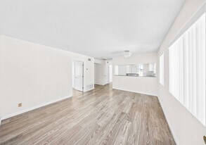 10225 Fernglen Ave in Tujunga, CA - Building Photo