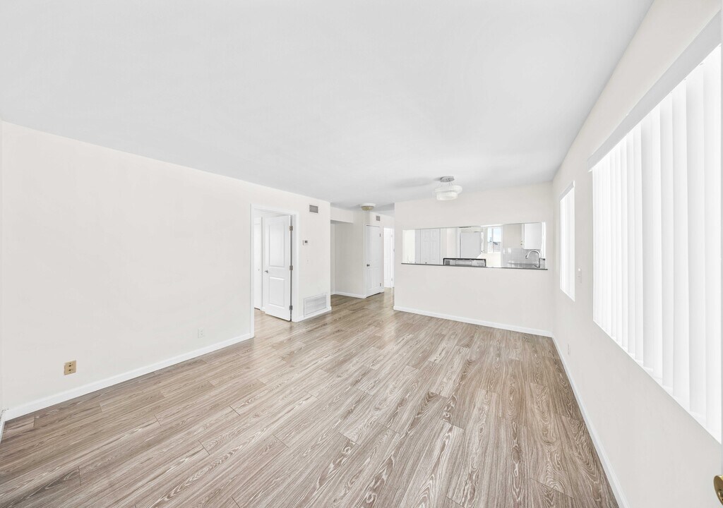 10225 Fernglen Ave in Tujunga, CA - Building Photo