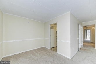 2624 Fort Farnsworth Rd-Unit -212 in Alexandria, VA - Foto de edificio - Building Photo