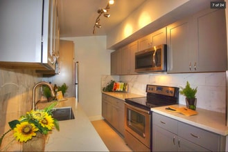 4285 George Ave, Unit 4 in San Mateo, CA - Foto de edificio - Building Photo