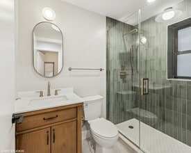 2119 N Clark St, Unit 2R in Chicago, IL - Building Photo - Building Photo