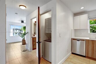 3661 NE 11th Ave in Oakland Park, FL - Building Photo - Building Photo