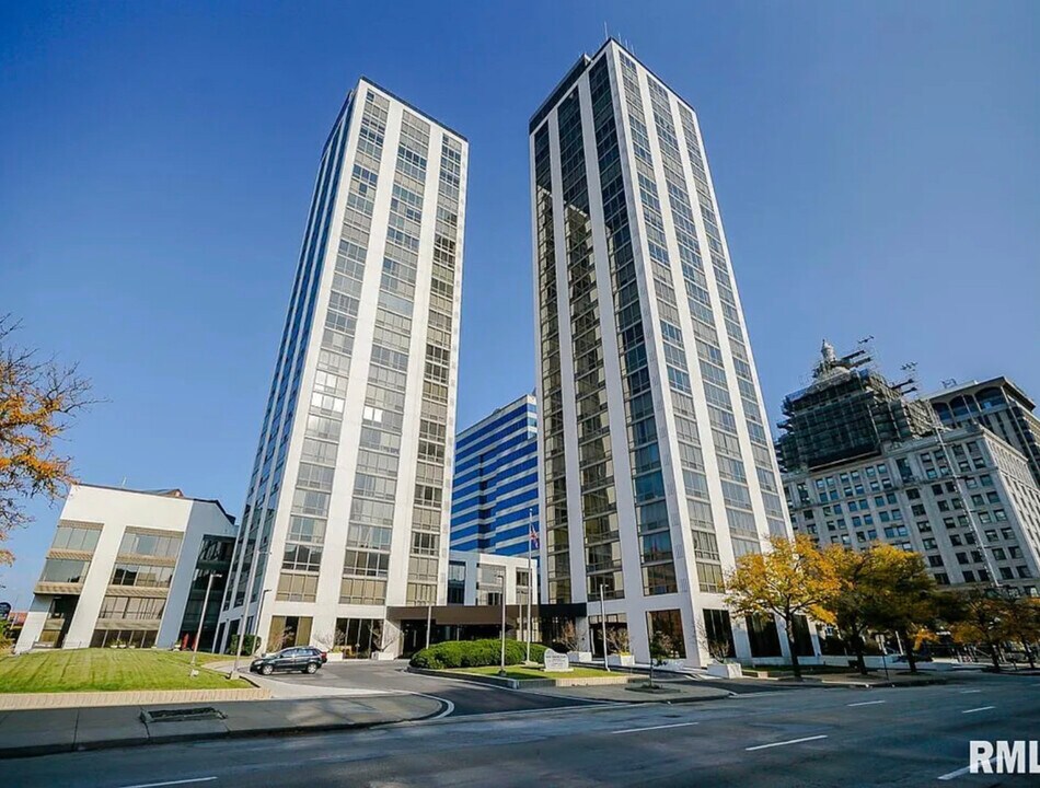 125 SW Jefferson Ave in Peoria, IL - Building Photo