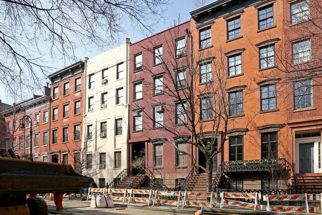 19 Bank St in New York, NY - Building Photo - Building Photo