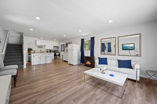 710 Eugenie Avenue, Unit House in Encinitas, CA - Foto de edificio - Building Photo