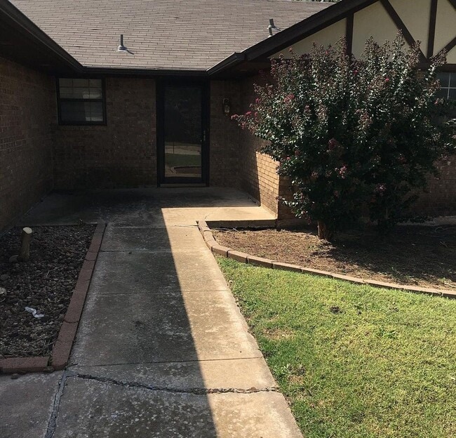 property at 908 Ranchoak Ct
