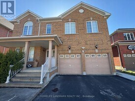 71 Holly Dr in Richmond Hill, ON - Building Photo