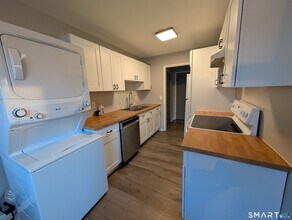 21 Enid St, Unit APT A in Bridgeport, CT - Foto de edificio - Building Photo