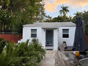 396 NE 152nd St in Miami, FL - Foto de edificio - Building Photo