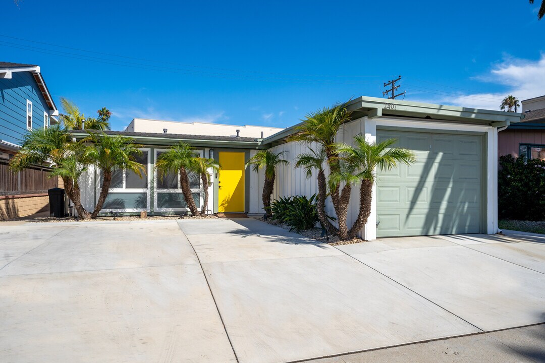 2407 Pierpont Blvd in Ventura, CA - Building Photo