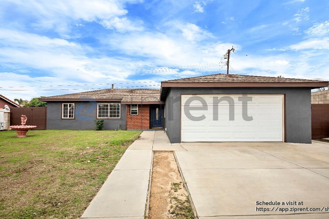 2335 Logan St in Pomona, CA - Building Photo